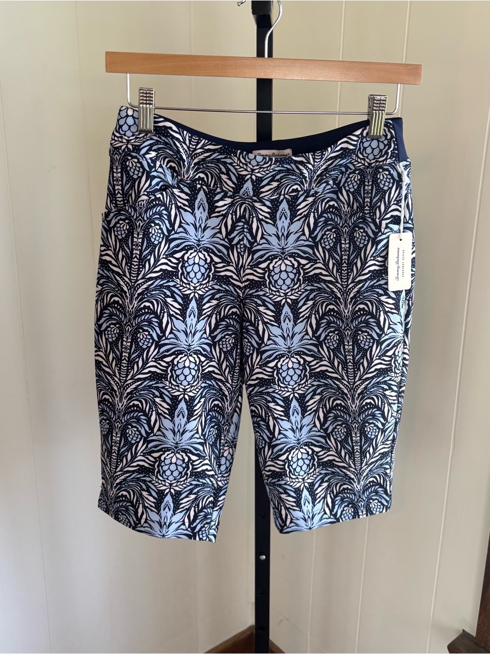 Tommy Bahama Everyday Active Floral Bermuda Shorts Navy Blue Womens XS NWT